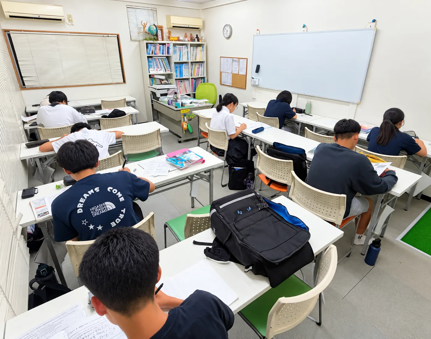 教室で定期テスト対策に取り組む生徒たち